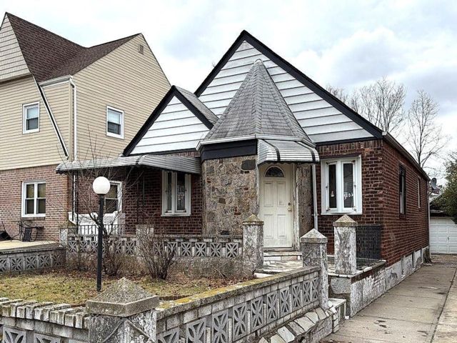 2 BR,  2.00 BTH &nbsp;Ranch style home in Cambria Heights