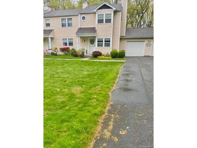  2 BR,  2.00 BTH &nbsp;Condo style home in Yaphank