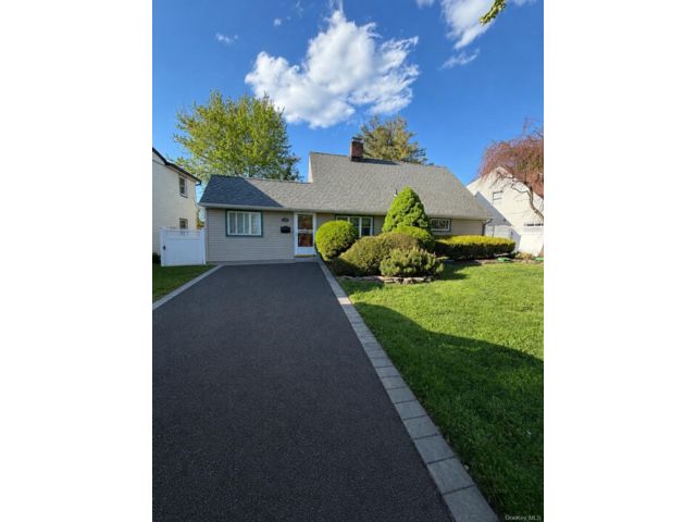  5 BR,  2.00 BTH &nbsp;Exp ranch style home in Levittown