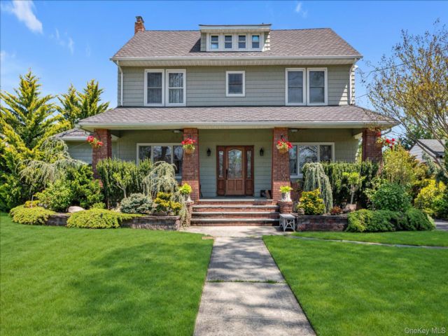  4 BR,  3.00 BTH &nbsp;A-frame style home in East Rockaway