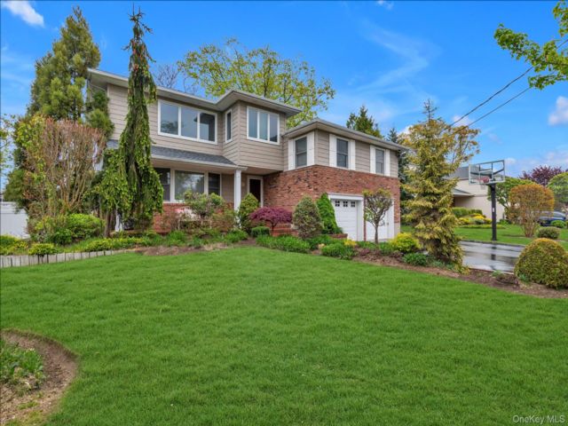  4 BR,  4.00 BTH &nbsp;Split level style home in East Rockaway