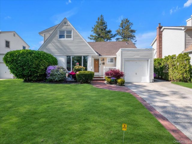  4 BR,  2.00 BTH &nbsp;Exp cape style home in New Hyde Park