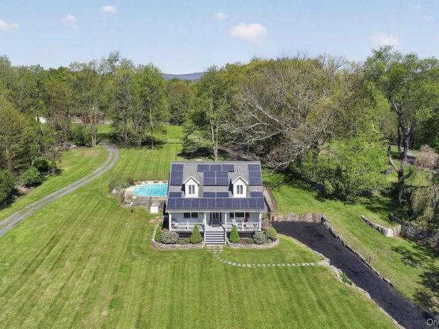  3 BR,  3.00 BTH &nbsp;Cape cod style home in Middletown
