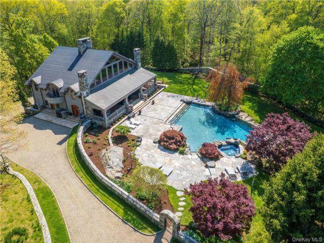  4 BR,  7.00 BTH &nbsp;Modern style home in Bedford