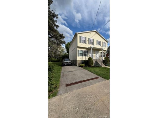  3 BR,  3.00 BTH &nbsp;Traditional style home in Pelham