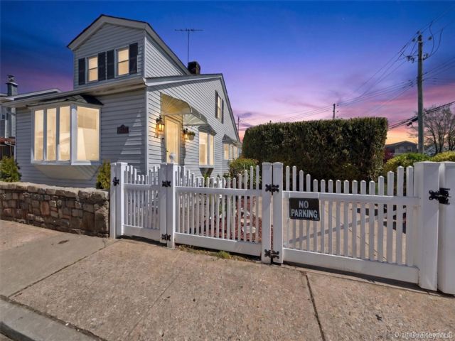  3 BR,  2.00 BTH &nbsp;Colonial style home in Madison
