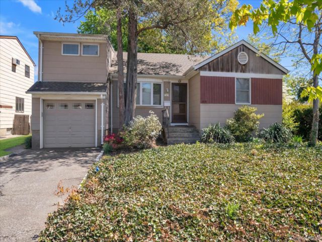  3 BR,  3.00 BTH &nbsp;Split ranch style home in Westbury