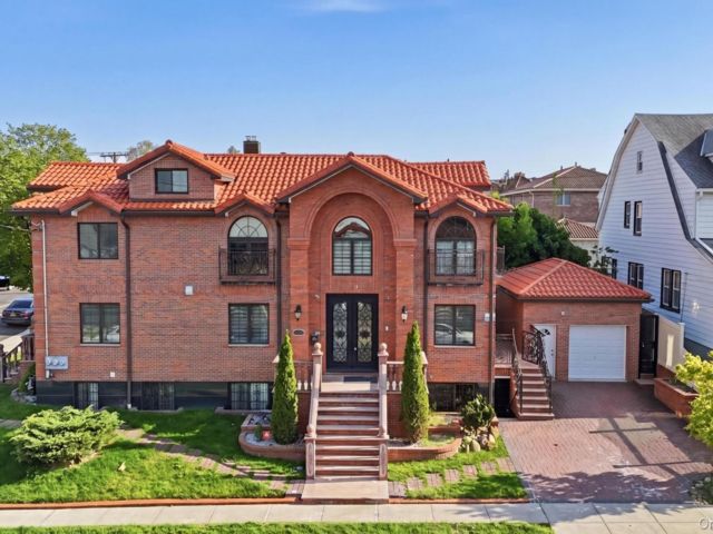  4 BR,  5.00 BTH &nbsp;Contemporary style home in Whitestone