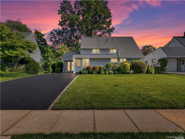  4 BR,  2.00 BTH &nbsp;Exp ranch style home in Hicksville