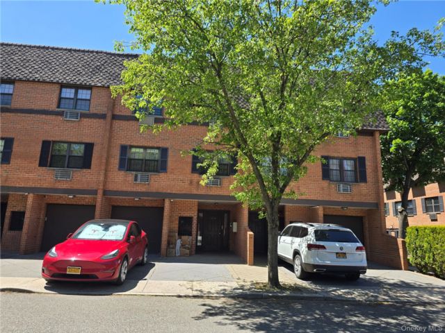  3 BR,  2.00 BTH &nbsp;House style home in Bayside