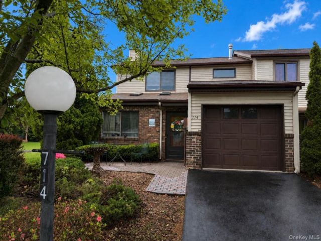  2 BR,  2.00 BTH &nbsp;House style home in New Windsor