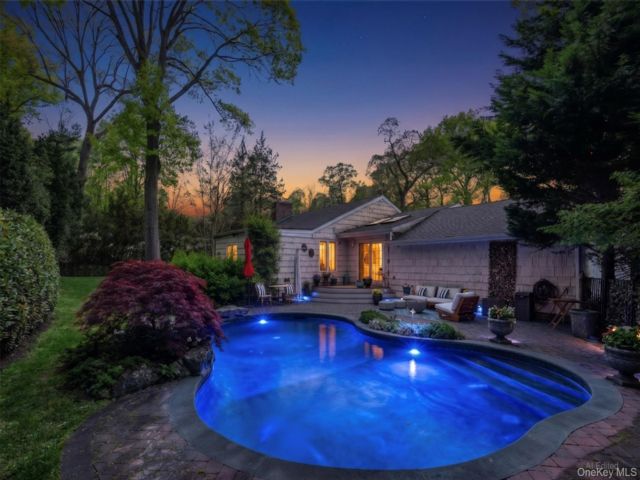  4 BR,  4.00 BTH &nbsp;Ranch style home in Roslyn Estates