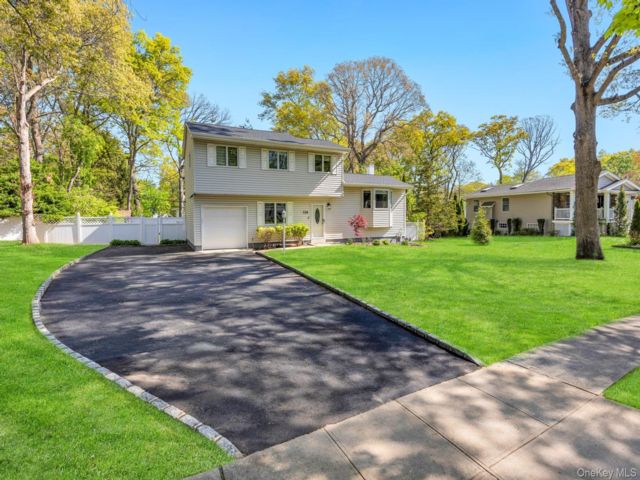  3 BR,  2.00 BTH &nbsp;Colonial style home in Commack