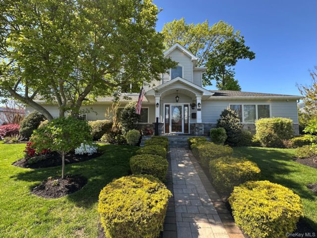  4 BR,  4.00 BTH &nbsp;Colonial style home in Westbury