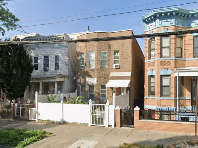 8 BR,  0.00 BTH &nbsp;House style home in Parkchester