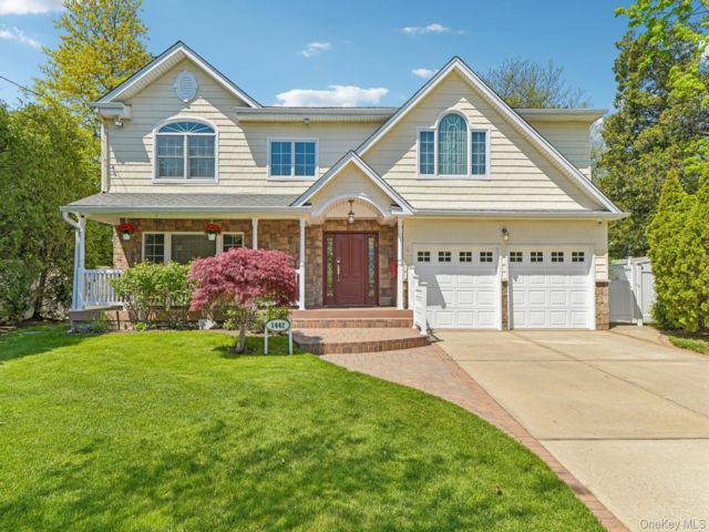  5 BR,  4.00 BTH &nbsp;Colonial style home in Hewlett