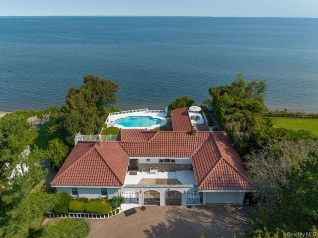  4 BR,  5.00 BTH &nbsp;Mediterranean style home in Northport