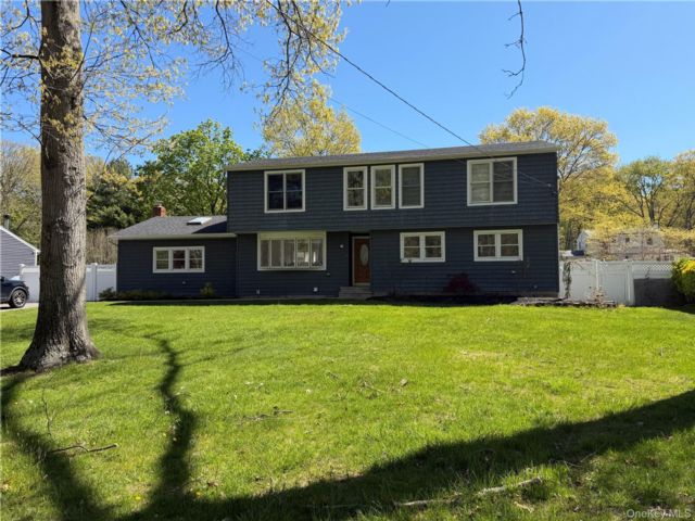  4 BR,  3.00 BTH &nbsp;Colonial style home in Ronkonkoma