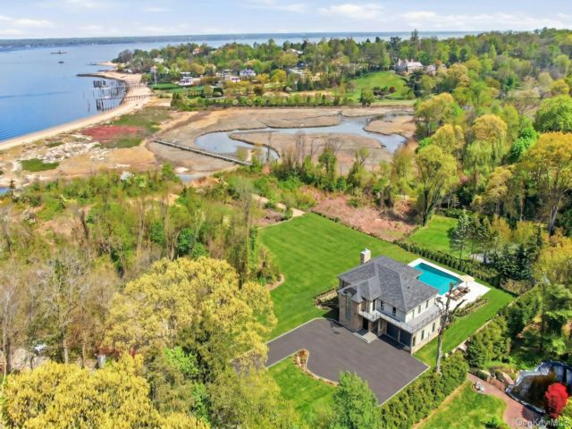  6 BR,  7.00 BTH &nbsp;Modern style home in Sands Point