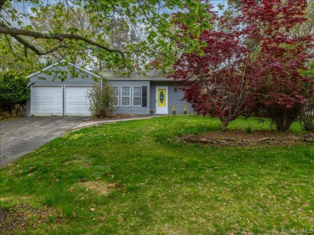  3 BR,  2.00 BTH &nbsp;Exp cape style home in Coram