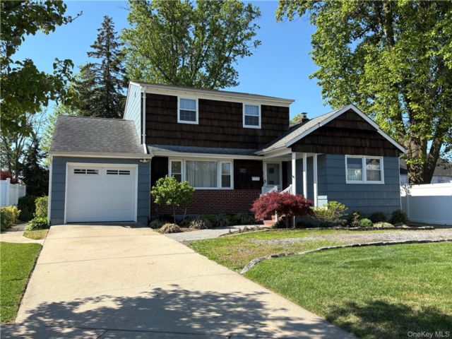 4 BR,  2.00 BTH &nbsp;Colonial style home in Massapequa