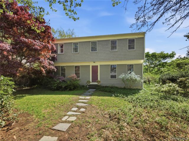  4 BR,  4.00 BTH &nbsp;Colonial style home in Setauket