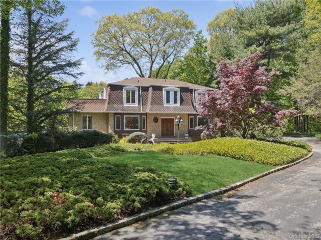 5 BR,  4.00 BTH &nbsp;Colonial style home in Oyster Bay Cove