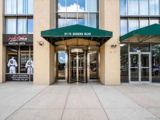  2 BR,  2.00 BTH &nbsp;Condo style home in Elmhurst