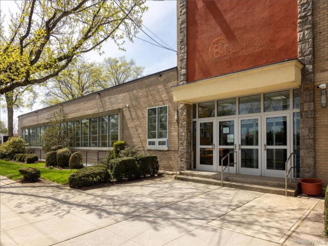 Studio,  0.00 BTH &nbsp;Commercial style home in Fresh Meadows