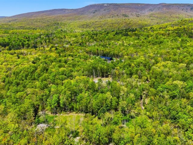  8 BR,  4.00 BTH &nbsp;Barndominium style home in Pine Bush