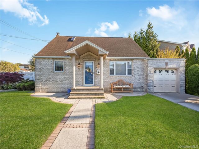  3 BR,  2.00 BTH &nbsp;Exp cape style home in Bethpage