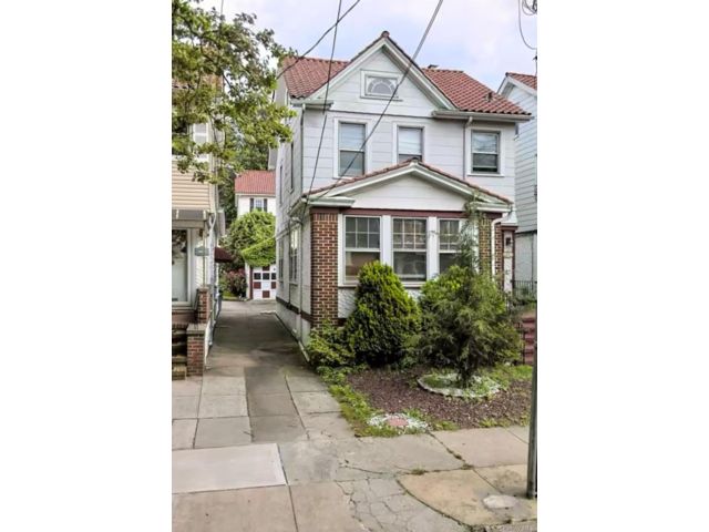  3 BR,  3.00 BTH &nbsp;House style home in Glendale