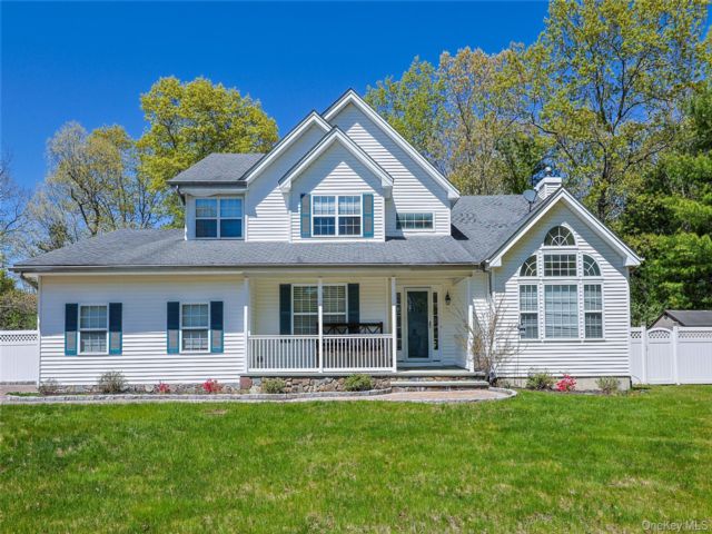  5 BR,  3.00 BTH &nbsp;Contemporary style home in Middle Island