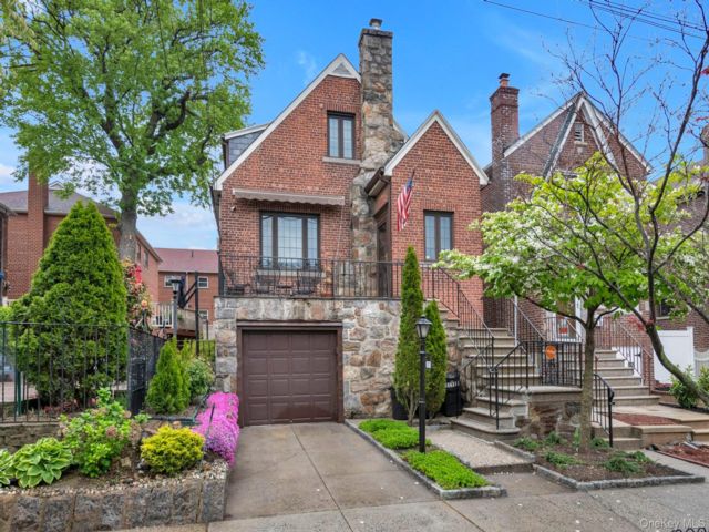  6 BR,  3.00 BTH &nbsp;House style home in Pilgrim