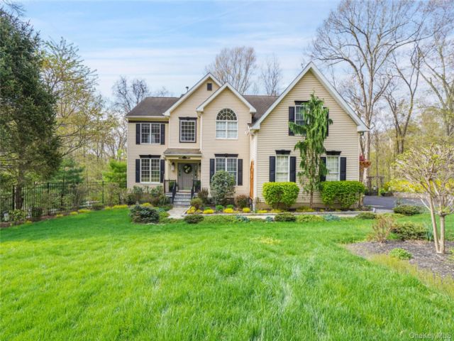  4 BR,  4.00 BTH &nbsp;Colonial style home in Somers
