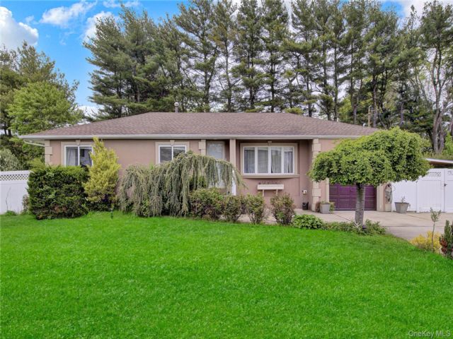  3 BR,  2.00 BTH &nbsp;Ranch style home in Deer Park