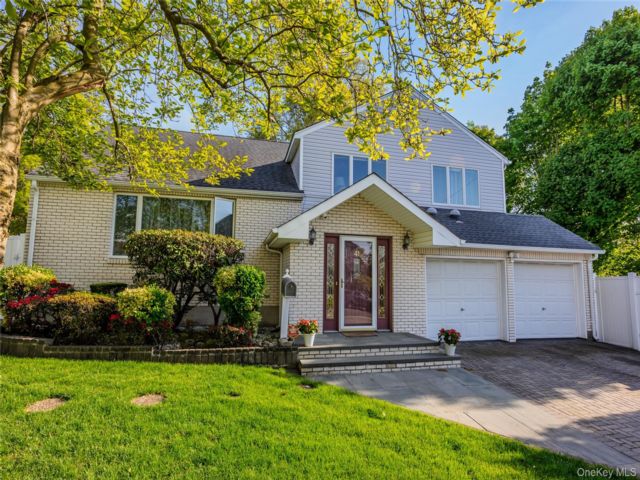  4 BR,  3.00 BTH &nbsp;Split level style home in Syosset