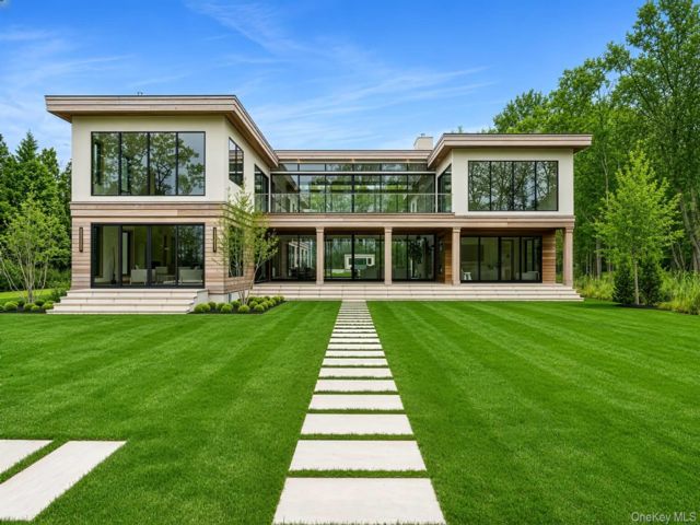  8 BR,  9.00 BTH &nbsp;Modern style home in North Haven