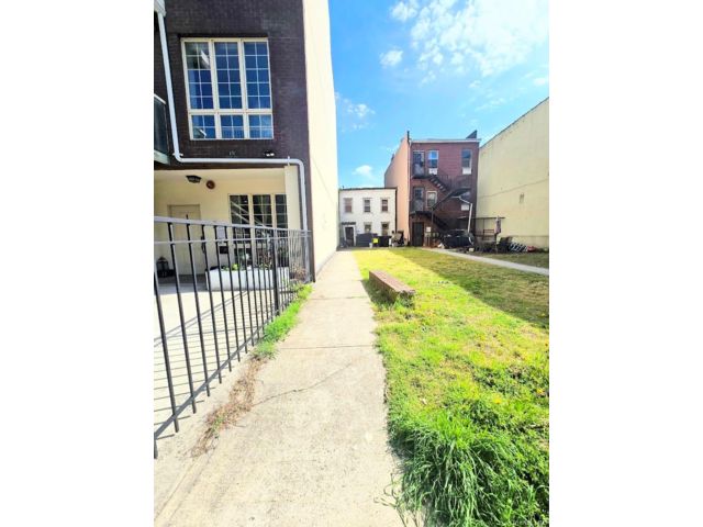[PHOTO]
