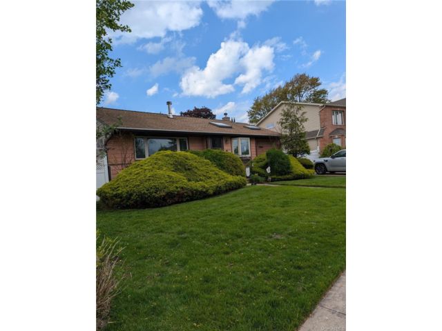  3 BR,  2.00 BTH &nbsp;Ranch style home in Hicksville