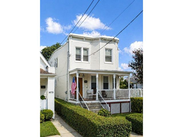  3 BR,  1.00 BTH &nbsp;Colonial style home in Whitestone