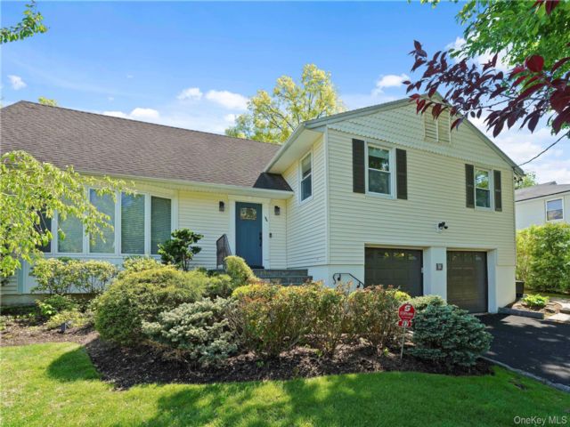  5 BR,  4.00 BTH &nbsp;Split level style home in New Rochelle