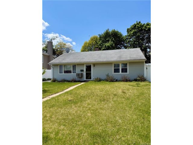  3 BR,  1.00 BTH &nbsp;Ranch style home in Syosset