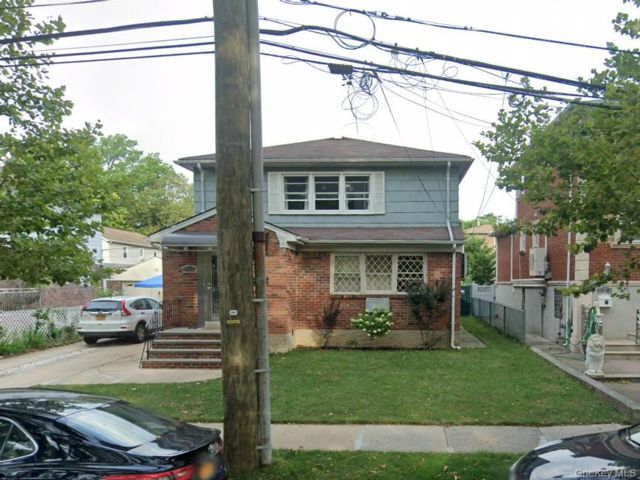  3 BR,  1.00 BTH &nbsp;Colonial style home in Queens Village
