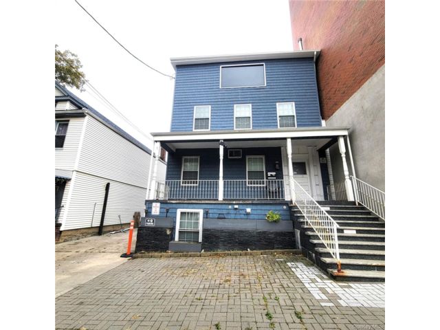  7 BR,  5.00 BTH &nbsp;House style home in Woodside