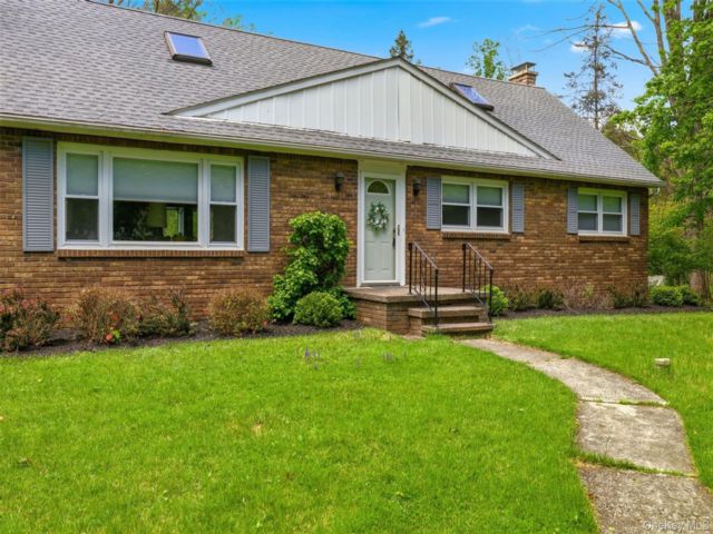  4 BR,  3.00 BTH &nbsp;Cape cod style home in Stone Ridge