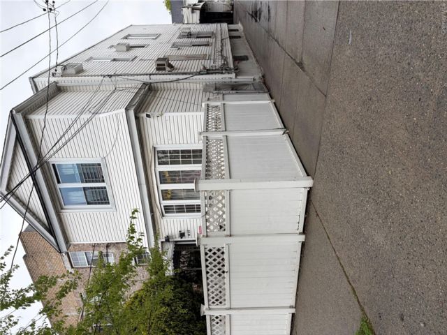  6 BR,  2.00 BTH &nbsp;Colonial style home in Jamaica