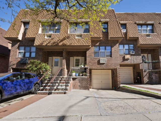  7 BR,  5.00 BTH &nbsp;House style home in Douglaston