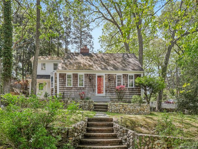  4 BR,  2.00 BTH &nbsp;Exp cape style home in Stony Brook