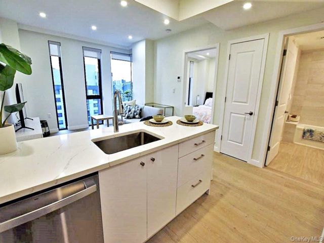  1 BR,  1.00 BTH &nbsp;Contemporary style home in Sunnyside